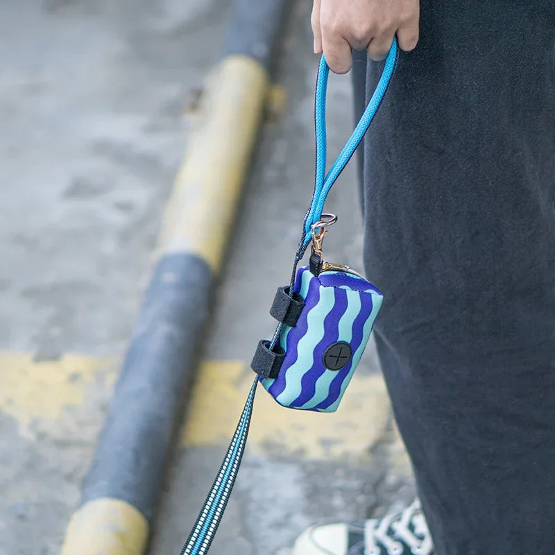 Distributeur de sacs pour déjections de chien et chat